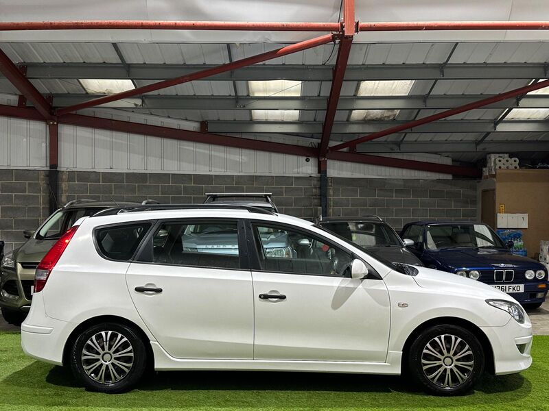 View HYUNDAI I30 1.6 CRDi Comfort Euro 5 5dr