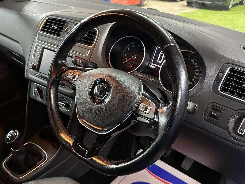 VOLKSWAGEN POLO