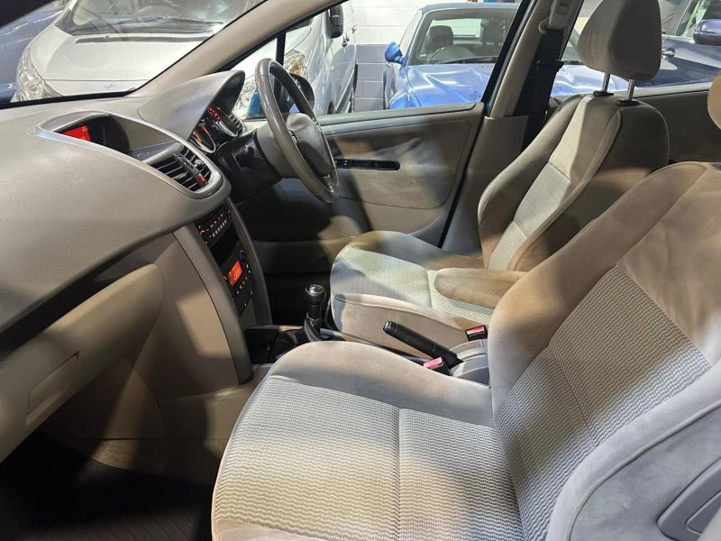 PEUGEOT 207