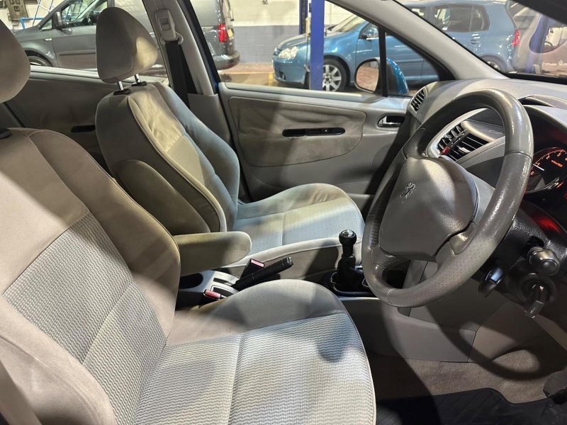 PEUGEOT 207