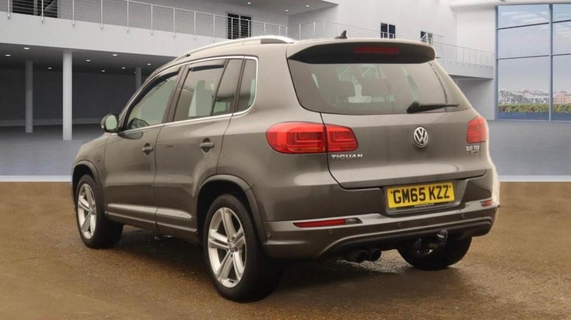 View VOLKSWAGEN TIGUAN 2.0 TDI BlueMotion Tech R-Line Edition DSG 4WD Euro 6 (s/s) 5dr