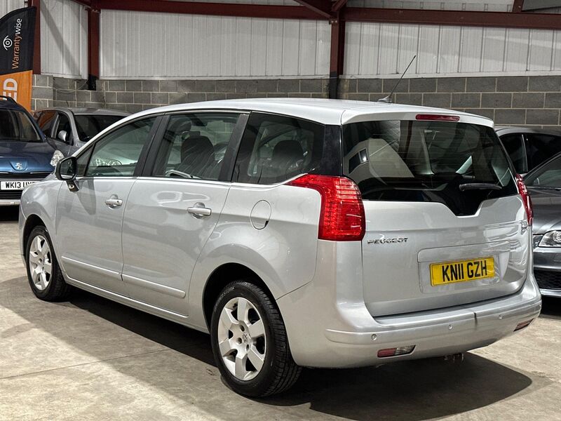 PEUGEOT 5008