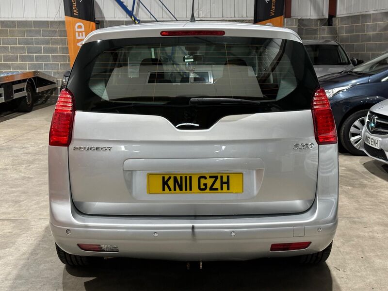PEUGEOT 5008