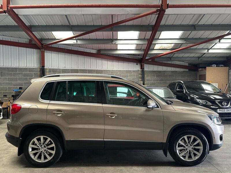 View VOLKSWAGEN TIGUAN 2.0 TDI BlueMotion Tech SE 4WD Euro 5 (s/s) 5dr