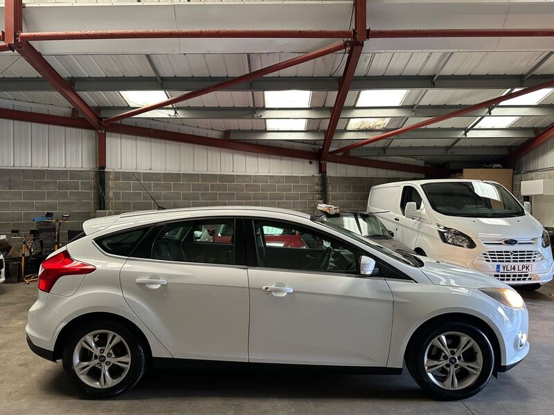 View FORD FOCUS 1.6 Zetec Euro 5 5dr