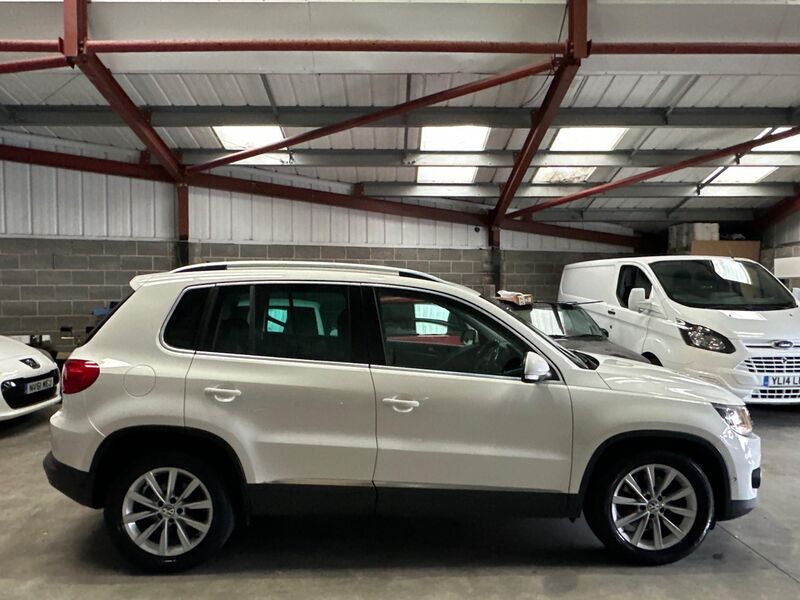 View VOLKSWAGEN TIGUAN 2.0 TDI BlueMotion Tech SE 4WD Euro 5 (s/s) 5dr